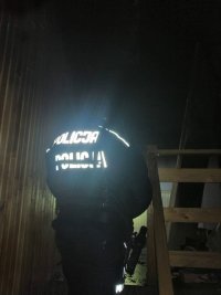 Policjant odwrócony plecami, znajdujący się w budynku