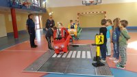 Dzielnicowa z Komendy Powiatowej Policji w Hajnówce prowadzi zajęcia z dziećmi dotyczące działań Bezpieczna droga do szkoły