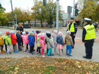 Policjanci z Komendy Powiatowej Policji w Hajnówce prowadzą zajęcia praktyczne z dziećmi dotyczące działań Bezpieczna droga do szkoły