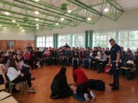 Policjant z Komendy Powiatowej Policji w Hajnówce prowadzi szkolenie dotyczące udzielania pierwszej pomocy medycznej w Zespole Szkół Zawodowych w Hajnówce