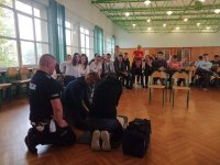 Policjant z Komendy Powiatowej Policji w Hajnówce prowadzi szkolenie dotyczące udzielania pierwszej pomocy medycznej w Zespole Szkół Zawodowych w Hajnówce